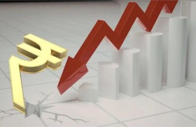 रुपया शुक्रवार को 30 पैसे टूटकर अमेरिकी डॉलर के मुकाबले 95.94 पर पहुंचा