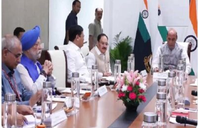 रक्षा मंत्री राजनाथ सिंह ने पश्चिम एशिया में उभरती स्थिति पर नज़र रखने के लिए मंत्रियों साथ की हाईलेवल मीटिंग