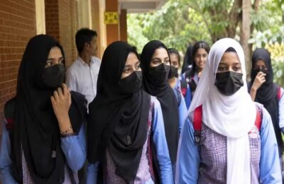 राजनीति में एक बार फिर यूनिफॉर्म और धार्मिक प्रतीकों को लेकर हलचल