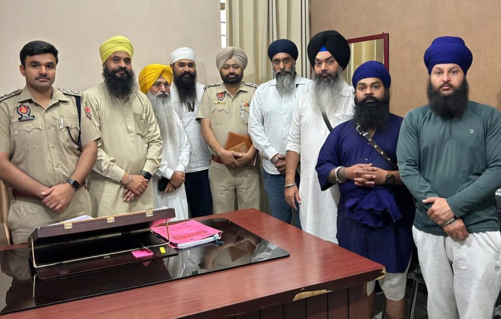 ਰਾਜਾ ਗਾਰਡਨ ਬੇਅਦਬੀ ਮਾਮਲਾ: 11 ਮੈਂਬਰੀ ਸਤਿਕਾਰ ਕਮੇਟੀ ਨੇ ਏਐਸਪੀ ਵੈਸਟ ਨਾਲ ਕੀਤੀ ਮੁਲਾਕਾਤ, ਸਰਕਾਰ ਦੀ ਕਾਰਗੁਜ਼ਾਰੀ ‘ਤੇ ਚੁੱਕੇ ਸਵਾਲ