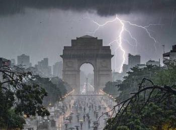 भीषण चक्रवाती तूफान की चेतावनी, जमकर बरसेंगे 2500KM चौड़े बादल, 5 दिन 15 राज्यों में रहेगा रेड अलर्ट