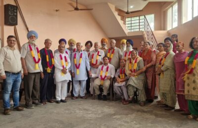 श्री समीर चन्दी (प्रधान) और समिति के चुने हुए पदाधिकारी को सम्मानित करते कॉलोनी निवासी |*