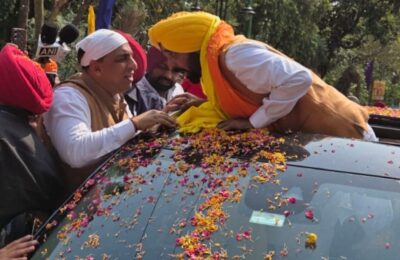 शुक्राना यात्रा’ के दौरान जालंधर सेंट्रल में मुख्यमंत्री मान को मिला जन समर्थन; नितिन कोहली ने मुख्यमंत्री को श्री दरबार साहिब की पावन तस्वीर भेंट कर किया सम्मानित