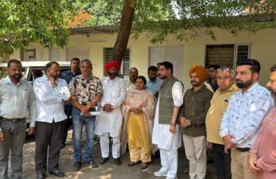 सीपी धनप्रीत कौर को भाजपा नेताओं ने भाजपा पार्षद तरविंद्र सोई और जिला आई.टी इंचार्ज दीपाली बागड़िया के ख़िलाफ़ सोशल मीडिया पर अभद्र शब्दावली करने वालो की शिकायत दर्ज करवाई