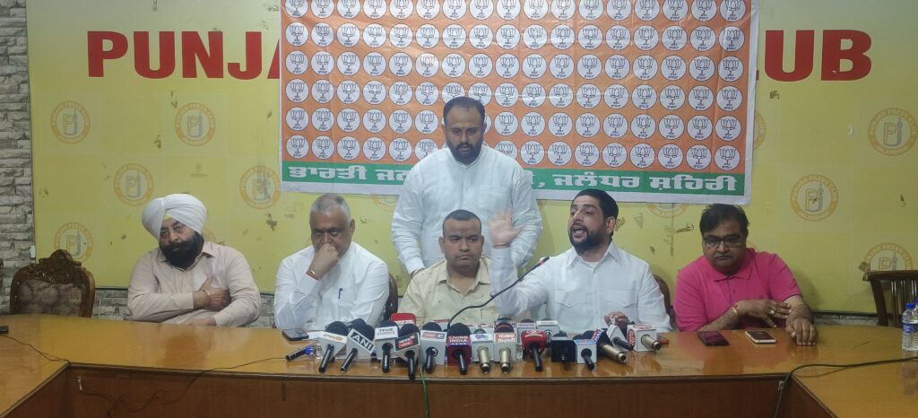 ख़ुद को सनातनी बोलने वाले दीपक बाली आप पार्टी नेताओ को 15 घंटे देर रात और कड़ी धूप मे प्रदर्शन करने वाले सनातनी नही दिखें-भाजपा