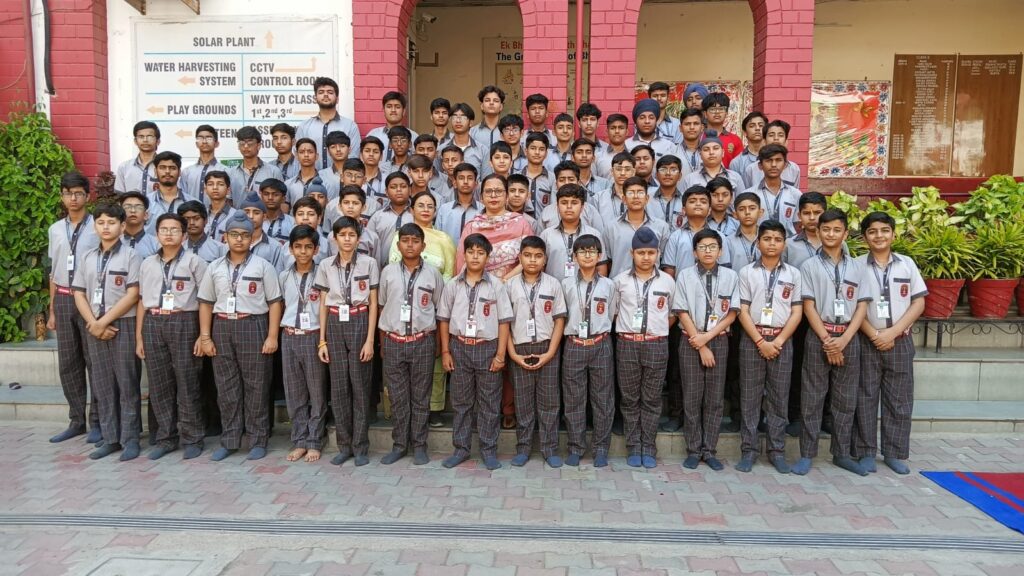 शिव ज्योति पब्लिक स्कूल में जन्मोत्सव मनाने वाले विद्यार्थियों ने किया हवन