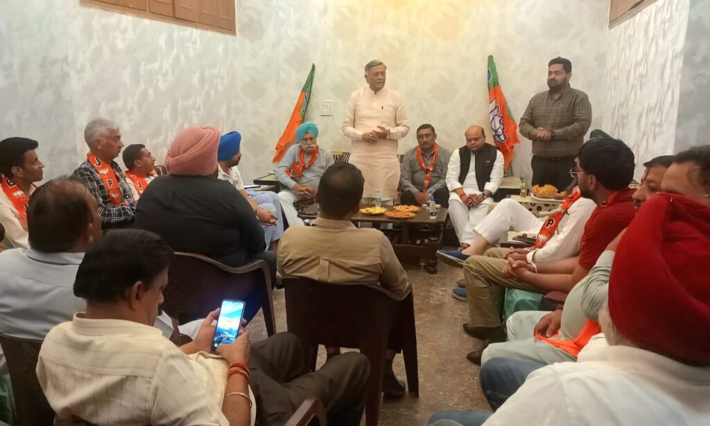 *जालंधर सेंट्रल में संगठन विस्तार पर अहम बैठक, मनोरंजन कालिया सहित प्रभारी मनोज अग्रवाल और कई सीनियर नेता उपस्थित।*