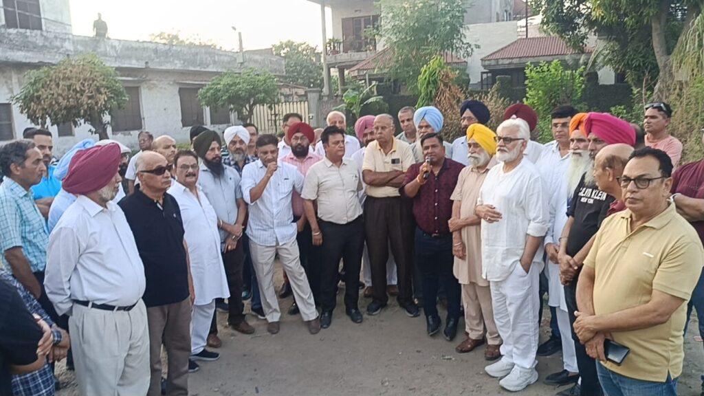 ਅੱਜ ਪੀ.ਪੀ.ਆਰ ਮਾਲ ਤੋਂ ਇਨਕਮ ਟੈਕਸ ਕਲੋਨੀ ਤੱਕ ਦੀ 120 ਫੁੱਟੀ ਸੜਕ ਨੂੰ ਖੋਲ੍ਹਣ ਦੀ ਮੰਗ ਨੂੰ ਲੈ ਕੇ ਆਸ-ਪਾਸ ਦੇ ਇਲਾਕਾ ਨਿਵਾਸੀਆਂ ਅਤੇ ਵੱਖ-ਵੱਖ ਸੋਸਾਇਟੀਆਂ ਦੇ ਮੈਂਬਰ ਬਲਰਾਜ ਠਾਕੁਰ ਦੇ ਸੱਦੇ ’ਤੇ ਅੰਧ ਵਿਦਿਆਲਿਆ ਨੇੜੇ ਇਕੱਠੇ ਹੋਏ
