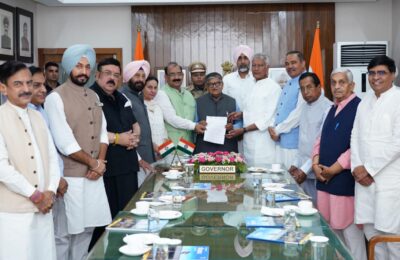 भाजपा प्रतिनिधिमंडल ने राज्यपाल से मुलाकात कर मुख्यमंत्री को बदलने की मांग की
