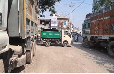कर्मचारियों ने थाने के आगे लगाया कूड़े का ढेर, जाने क्यों