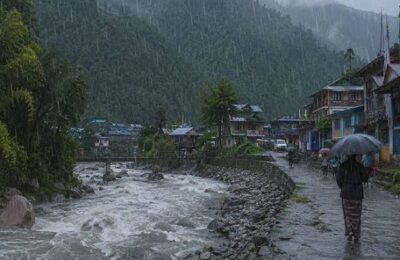 अचानक आई बाढ़ में बहे 18 मकान, 3 लोग लापता