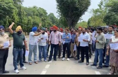 ਡੀ.ਏ. ਖ਼ਿਲਾਫ਼ ਪੰਜਾਬ ਸਰਕਾਰ ਵੱਲੋਂ ਪੇਸ਼ ਕੀਤੀ ਗਈ ਸੀਲਬੰਦ ਮੁਲਾਜ਼ਮ ਵਿਰੋਧੀ ਰਿਪੋਰਟ ਦੀਆਂ ਕਾਪੀਆਂ ਸਾੜੀਆਂ, OPS ਅਤੇ ਬਕਾਇਆ ਡੀ.ਏ. ਦੀ ਮੰਗ ਨੂੰ ਲੈ ਕੇ PSMSU ਵੱਲੋਂ ਜ਼ੋਰਦਾਰ ਰੋਸ ਪ੍ਰਦਰਸ਼ਨ