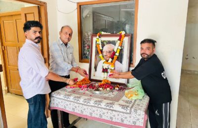 ਪੰਜਾਬ ਦੇ ਸਾਬਕਾ ਮੰਤਰੀ ਅਤੇ ਜਲੰਧਰ ਦੇ ਸਾਬਕਾ ਸਾਂਸਦ ਸ਼੍ਰੀ ਯਸ਼ ਜੀ ਦੀ ਅੱਜ ਬਰਸੀ ਦੇ ਮੌਕੇ ਤੇ ਜਿਲਾ ਕਾਂਗਰਸ ਕਮੇਟੀ ਸ਼ਹਿਰੀ ਦੇ ਪ੍ਰਧਾਨ ਰਜਿੰਦਰ ਬੇਰੀ ਵਲੋ ਸ਼ਰਧਾ ਦੇ ਫੁੱਲ ਭੇਂਟ ਕੀਤੇ