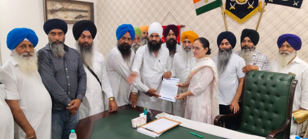 ਅੱਜ ਮਿਤੀ 3 ਜੂਨ 2026 ਨੂੰ ਜਲੰਧਰ ਦੇ ਪੁਲਿਸ ਕਮਿਸ਼ਨਰ ਨੂੰ ਸ਼ਹਿਰ ਦੀਆਂ ਸਮੂਹ ਸਿੱਖ ਜਥੇਬੰਦੀਆਂ ਵੱਲੋਂ ਮਿੱਠੂ ਬਸਤੀ ਵਿੱਚ ਹੋਏ 1 ਜੂਨ ਦੌਰਾਨ ਇਸਾਈਆਂ ਅਤੇ ਸਿੱਖ ਜਥੇਬੰਦੀਆਂ ਦੇ ਆਪਸੀ ਟਕਰਾ ਨੂੰ ਲੈ ਕੇ ਸ਼ਿਕਾਇਤ ਦਰਜ ਕਰਾਉਣ ਲਈ ਮਿਲਿਆ ਗਿਆ