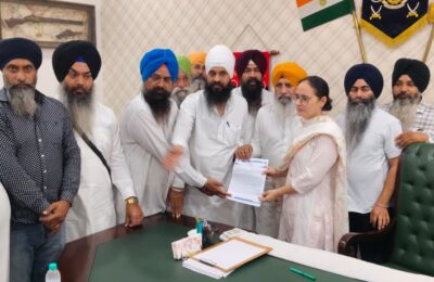 ਅੱਜ ਮਿਤੀ 3 ਜੂਨ 2026 ਨੂੰ ਜਲੰਧਰ ਦੇ ਪੁਲਿਸ ਕਮਿਸ਼ਨਰ ਨੂੰ ਸ਼ਹਿਰ ਦੀਆਂ ਸਮੂਹ ਸਿੱਖ ਜਥੇਬੰਦੀਆਂ ਵੱਲੋਂ ਮਿੱਠੂ ਬਸਤੀ ਵਿੱਚ ਹੋਏ 1 ਜੂਨ ਦੌਰਾਨ ਇਸਾਈਆਂ ਅਤੇ ਸਿੱਖ ਜਥੇਬੰਦੀਆਂ ਦੇ ਆਪਸੀ ਟਕਰਾ ਨੂੰ ਲੈ ਕੇ ਸ਼ਿਕਾਇਤ ਦਰਜ ਕਰਾਉਣ ਲਈ ਮਿਲਿਆ ਗਿਆ