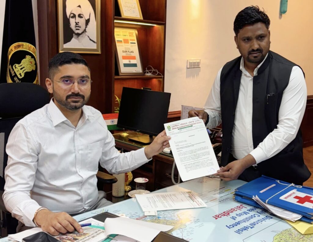 गाय को राष्ट्रीय पशु घोषित करने की मांग, मुस्लिम संगठन पंजाब प्रधान एडवोकेट नईम खान ने प्रधानमंत्री के नाम डीसी को दिया ज्ञापन**