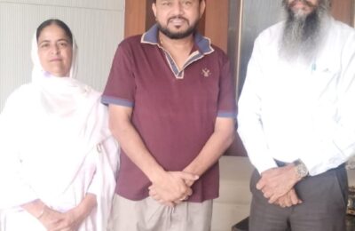 वार्ड नंबर 41 मोहाली की पार्षद गुरप्रीत कौर उभ्भा एवं हरदेव सिंह उभ्भा ने प्रसिद्ध कलाकार करमजीत अनमोल से की मुलाकात