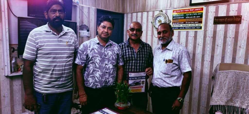 स्वर्गीय श्री राज पाल नेहरा जी की अर्धवार्षिक पुण्यतिथि पर वृद्ध आश्रम में फल एवं लड्डू वितरित किए गए