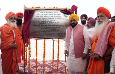 ਮੁੱਖ ਮੰਤਰੀ ਭਗਵੰਤ ਸਿੰਘ ਮਾਨ ਨੇ ਸਤਲੁਜ ਪੱਟੀ ਨੂੰ ਹੜ੍ਹਾਂ ਤੋਂ ਬਚਾਉਣ ਅਤੇ ਸ਼ਾਹਕੋਟ-ਲੋਹੀਆਂ ਖੇਤਰ ਵਿੱਚ ਆਵਾਜਾਈ ਨੂੰ ਸੁਖਾਲਾ ਬਣਾਉਣ ਲਈ 38 ਕਿਲੋਮੀਟਰ ਲੰਬੀ ਧੁੱਸੀ ਬੰਨ੍ਹ ਲਿੰਕ ਸੜਕ ਦਾ ਨੀਂਹ ਪੱਥਰ ਰੱਖਿਆ