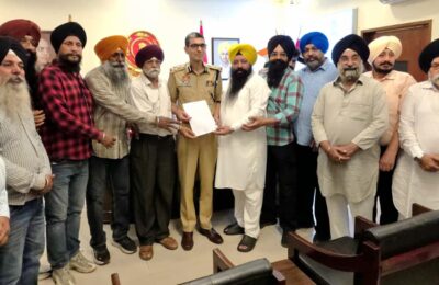 ਵੱਧ ਰਹੀਆਂ ਲੁੱਟਾਂ ਖੋਹਾਂ ਦੀਆਂ ਵਾਰਦਾਤਾਂ ਅਤੇ ਨਸ਼ੇ ਦੇ ਖਿਲਾਫ ਸਿੱਖ ਜਥੇਬੰਦੀਆਂ ਨੇ ਪੁਲਸ ਕਮਿਸ਼ਨਰ ਨੂੰ ਦਿੱਤਾ ਮੰਗ ਪੱਤਰ ਪਿਛਲੇ ਕਾਫੀ ਸਮੇਂ ਤੋਂ ਜਲੰਧਰ ਵਿੱਚ ਮਾਹੌਲ ਖਰਾਬ ਹੋ ਰਿਹਾ ਹੈ