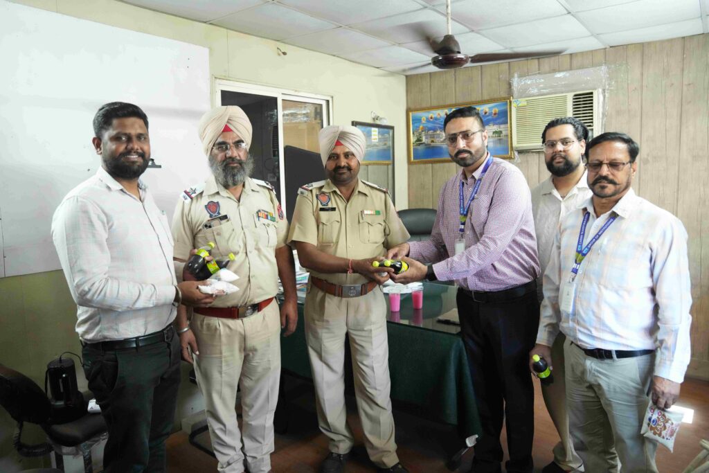सीटी ग्रुप द्वारा ट्रैफिक पुलिस कर्मियों के लिए जल सेवा अभियान का आयोजन