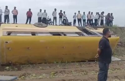 स्कूल बस पलटी, 50 छात्र-छात्राएं घायल