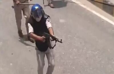 छात्रों पर AK-47 से फायरिंग करने वाला पुलिसकर्मी सस्पेंड