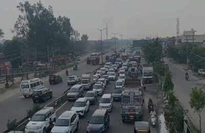 जालंधर के पठानकोट चौक स्थित फ्लाईओवर पर तेज रफ्तार ट्रक ने कई वाहनों को मारी टक्कर