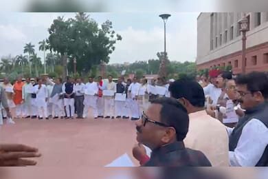 संसद के मकर द्वार पर NDA VS विपक्षी दलों के सांसदों का प्रदर्शन