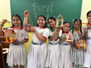 सीटी ग्रुप ने पक्षी फीडर के माध्यम से पर्यावरण संरक्षण का संदेश दिया