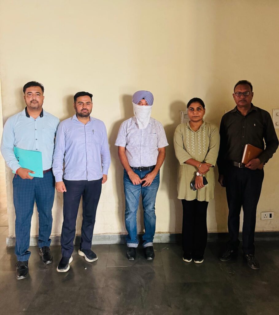 रिश्वत मांगने के आरोप में साइंस मास्टर-कम-कानूनी सलाहकार विजिलेंस ब्यूरो द्वारा गिरफ्तार
