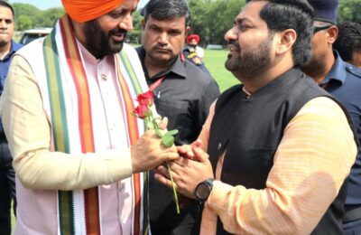 भाजपा नेता चंदन रखेजा ने जालंधर हेलीपैड पहुंचकर हरियाणा मुख्यमंत्री नायब सैनी का किया स्वागत*