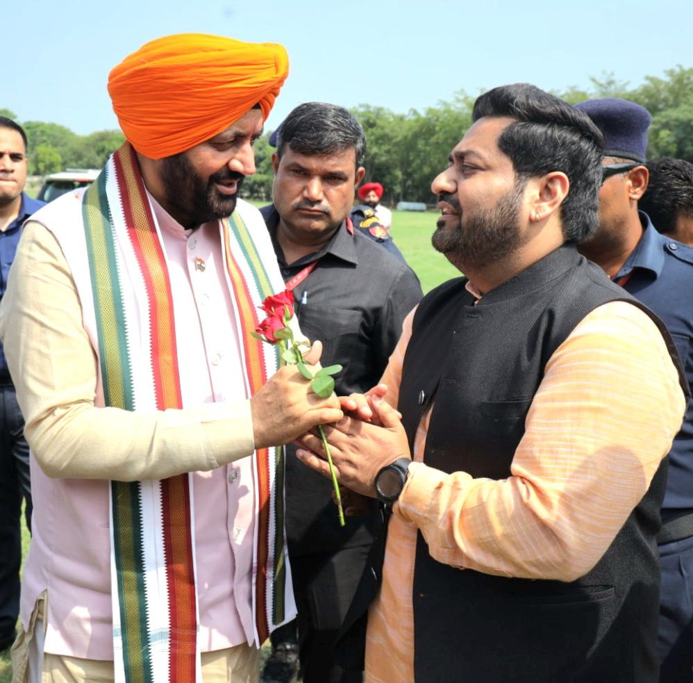 भाजपा नेता चंदन रखेजा ने जालंधर हेलीपैड पहुंचकर हरियाणा मुख्यमंत्री नायब सैनी का किया स्वागत*