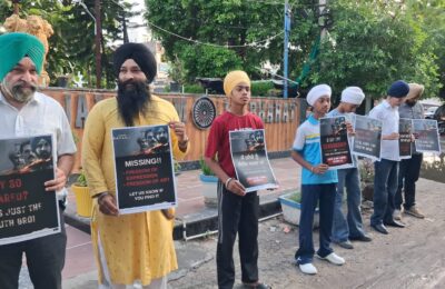 ਅੱਜ ਸਿੱਖਸ ਫਾਰ ਇਕੁਐਲਿਟੀ ਫਾਊਂਡੇਸ਼ਨ ਫਗਵਾੜਾ ਅਤੇ ਅਲਾਇੰਸ ਆਫ਼ ਸਿੱਖ ਆਰਗੇਨਾਈਜੇਸ਼ਨਜ਼ ਵੱਲੋ ਫਗਵਾੜਾ ਦੇ ਸ੍ਰੀ ਗੁਰੂ ਹਰਗੋਬਿੰਦ ਨਗਰ  ਵਿਖੇ ਸੜਕ ਦੇ ਕੰਢੇ ਹੱਥ ਵਿੱਚ ਪੋਸਟਰ ਫੜ ਕੇ ਰੋਸ ਪ੍ਰਗਟਾਵਾ ਕੀਤਾ ਗਿਆ