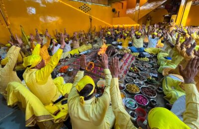 चढ़दे सूरज ढलदे वेखे, बुझदे दीवे बलदे वेखे’’