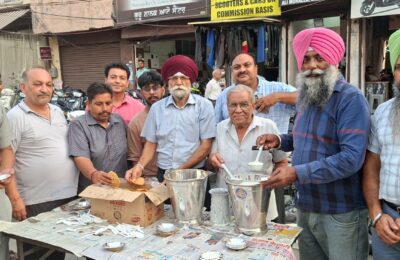 ਆਟੋ ਡੀਲਰ ਐਸੋਸੀਏਸ਼ਨ ਵੱਲੋਂ  ਸਾਵਣ ਦੀ ਸੰਗਰਾਂਦ ਦੇ ਸਬੰਧ ਵਿਚ ਖੀਰ ਪੂਰੇ ਦਾ ਲੰਗਰ ਲਗਾਏ ਅੱਜ ਸਾਵਣ ਮਹੀਨੇ ਦੀ ਸ਼ੁਰੂਆਤ ਉਤੇ ਜਲੰਧਰ two ਵੀਲਰ ਡੀਲਰ  ਐਸੋਸੀਏਸ਼ਨ ਵੱਲੋਂ  ਖੀਰ ਪੂੜੇ ਦੇ ਲੰਗਰ ਲਗਾਏ ਗਏ ਲੰਗਰ ਵੰਡਣ ਦੀ ਸੇਵਾ ਪ੍ਰਿੰਸ  ਚੁਹਾਨ