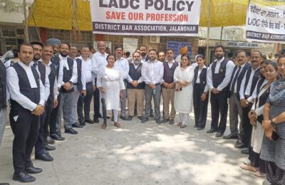 डिफेंस काउंसिल पॉलिसी के विरोध में जिला बार एसोसिएशन, जालंधर का लगातार ‘नो वर्क डे’, वकीलों ने किया जोरदार प्रदर्शन*
