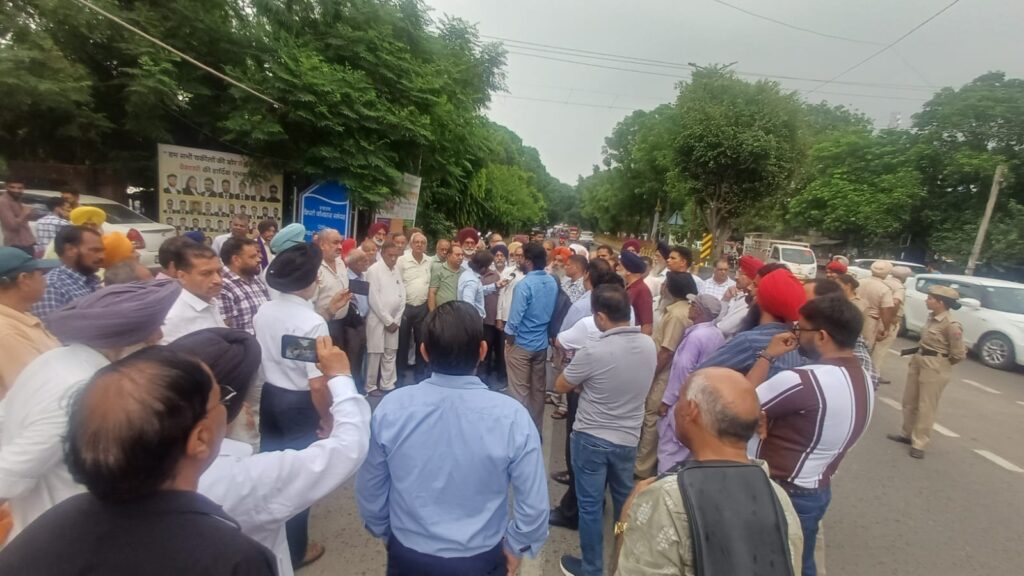 ਸਾਂਝੀ ਤਾਲਮੇਲ ਕਮੇਟੀ, ਜਲੰਧਰ ਵੱਲੋਂ ਮੁਲਾਜ਼ਮ ਮਾਰੂ ਪੱਤਰ ਦੀਆਂ ਕਾਪੀਆਂ ਫੂਕ ਕੇ ਪੰਜਾਬ ਸਰਕਾਰ ਖ਼ਿਲਾਫ਼ ਕੀਤਾ ਗਿਆ ਜ਼ੋਰਦਾਰ ਰੋਸ ਪ੍ਰਦਰਸ਼ਨ**