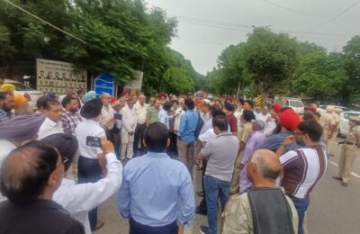 ਸਾਂਝੀ ਤਾਲਮੇਲ ਕਮੇਟੀ, ਜਲੰਧਰ ਵੱਲੋਂ ਮੁਲਾਜ਼ਮ ਮਾਰੂ ਪੱਤਰ ਦੀਆਂ ਕਾਪੀਆਂ ਫੂਕ ਕੇ ਪੰਜਾਬ ਸਰਕਾਰ ਖ਼ਿਲਾਫ਼ ਕੀਤਾ ਗਿਆ ਜ਼ੋਰਦਾਰ ਰੋਸ ਪ੍ਰਦਰਸ਼ਨ**