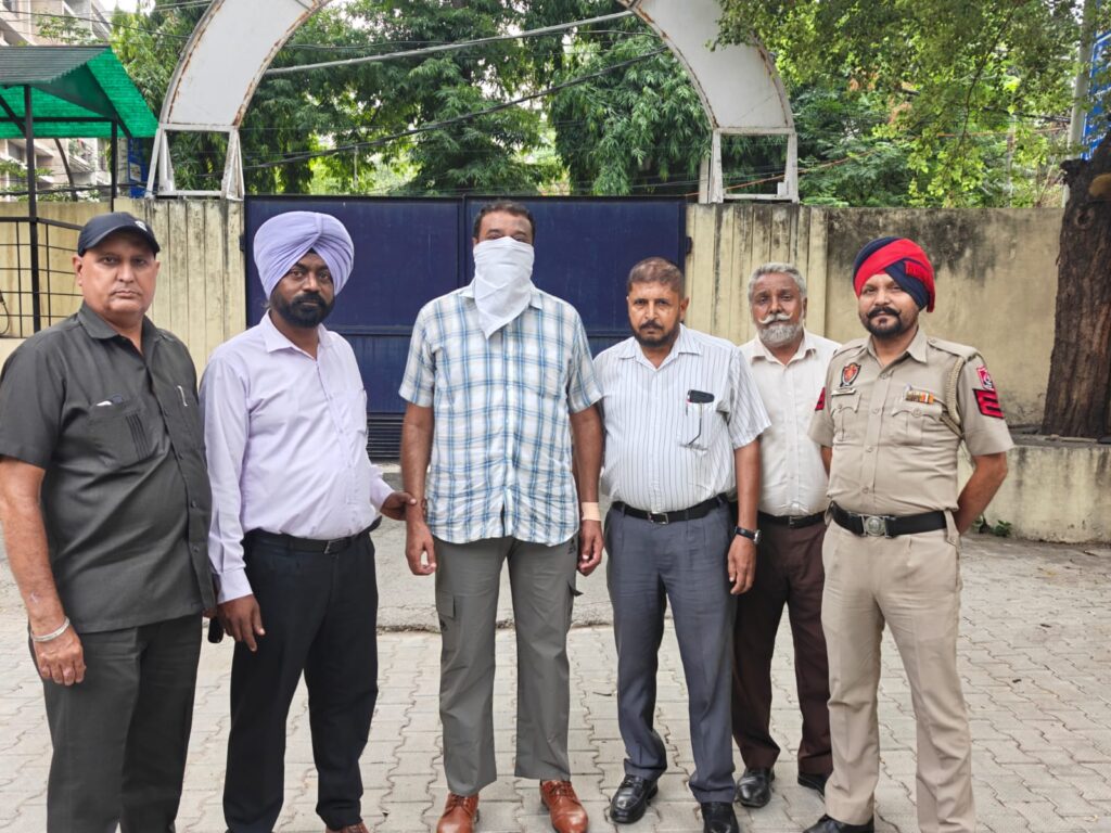 10,000 रुपये की रिश्वत लेते सहायक उप-निरीक्षक को विजिलेंस ब्यूरो ने रंगे हाथ  किया काबू