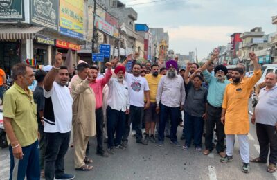 ਕੇਂਦਰੀ ਸਰਕਾਰ ਦੀਆਂ ਗ਼ਲਤ  ਨੀਤੀਆਂ ਤੇ ਪੰਜਾਬ ਸਰਕਾਰ ਦੀ ਸਹਿਮਤੀ ਕਰਕੇ ਆਟੋ ਸੇਲ ਪਰਚੇਸ ਦਾ ਕਾਰੋਬਾਰ ਹੋਇਆ ਠੱਪ।      ਨੀਤੀਆਂ ਨਾ ਬਦਲੀਆ ਤਾ ਸਾਰੇ ਪੁਰਾਣੇ ਵਾਹੀਕਲ ਡੀਲਰ ਆਪ  ਦੇ ਸੀਨੀਅਰ  ਆਗੂਆਂ ਨੂੰ ਸੋਪਾਗੇ ਦੁਕਾਨਾਂ ਦੀਆ ਚਾਬੀਆਂ।