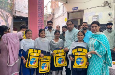 शिक्षा सबसे बड़ी ताकत’: नितिन कोहली ने सरकारी स्कूलों के विद्यार्थियों को बांटे स्कूल बैग