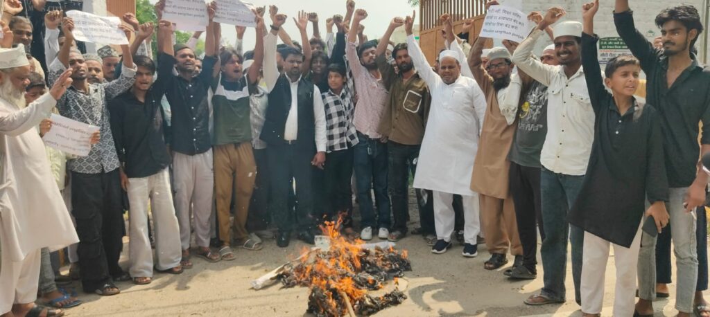 *स्टूडेंट्स पर लाठीचार्ज के विरोध में मुस्लिम संगठन पंजाब का प्रदर्शन, धर्मेंद्र प्रधान का पुतला फूंका**