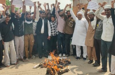 *स्टूडेंट्स पर लाठीचार्ज के विरोध में मुस्लिम संगठन पंजाब का प्रदर्शन, धर्मेंद्र प्रधान का पुतला फूंका**