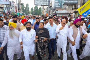 केंद्रीय सरकार की कथित छात्र विरोधी नीतियों और लगातार सामने आ रहे पेपर लीक मामलों के विरोध में आम आदमी पार्टी (आप) ने शनिवार को जालंधर में ‘थाली बजाओ, तानाशाह भगाओ’ अभियान के तहत जोरदार प्रदर्शन किया।
