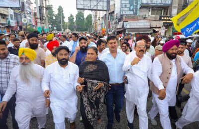 केंद्रीय सरकार की कथित छात्र विरोधी नीतियों और लगातार सामने आ रहे पेपर लीक मामलों के विरोध में आम आदमी पार्टी (आप) ने शनिवार को जालंधर में ‘थाली बजाओ, तानाशाह भगाओ’ अभियान के तहत जोरदार प्रदर्शन किया।