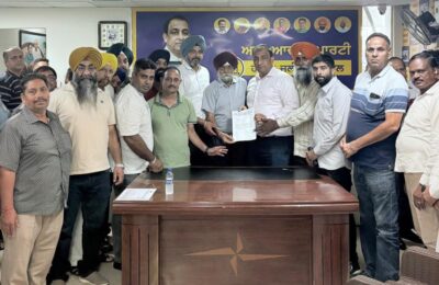 ਗੱਡੀ ਟਰਾਂਸਫਰ ਕਰਵਾਉਣ ਵਿੱਚ ਆ ਰਹੀਆਂ ਮੁਸਕਲਾ ਦੇ ਹੱਲ ਲਈ  ਟੂ ਵੀਲਰ ਡੀਲਰ ਐਸੋਸੀਏਸ਼ਨ ਦਾ ਪ੍ਰਤੀਨਿਧੀ ਮੰਡਲ ਨਿਤਨ ਕੋਹਲੀ ਨੂੰ ਮਿਲਿਆ ਵ੍ਹੀਕਲ ਟਰਾਂਸਫਰ ਕਰਵਾਉਣ ਵਿੱਚ ਆ ਰਹੀਆਂ ਮੁਸਕਲਾ ਵ੍ਹੀਕਲ ਦੀਆਂ ਸਰਕਾਰੀ ਨੰਬਰ ਪਲੇਟਾਂ ਲਾਉਣ ਦੀਆਂ