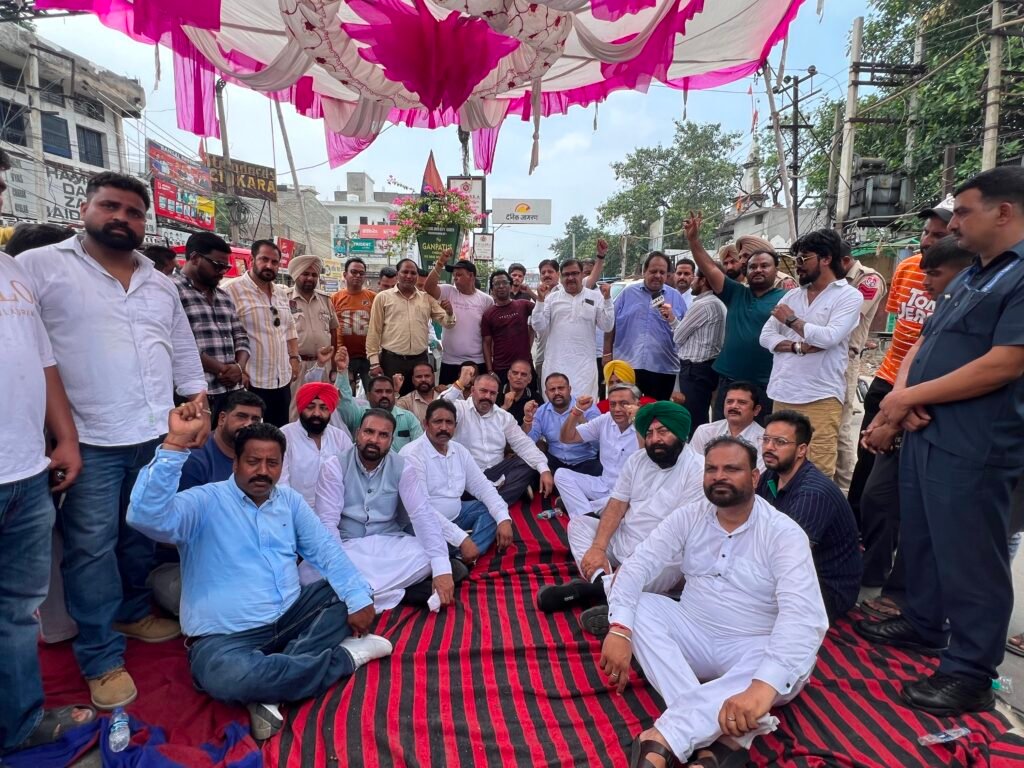 ਭਾਜਪਾ ਆਗੂਆਂ ਨੇ ਜ਼ਿਲ੍ਹਾ ਪ੍ਰਧਾਨ ਅਸ਼ੋਕ ਸਰੀਨ ਹਿੱਕੀ ਦੀ ਅਗਵਾਈ ਹੇਠ ਭਗਵਾਨ ਵਾਲਮੀਕੀ ਚੌਂਕ ਵਿਖੇ ਧਰਨੇ ਵਿੱਚ ਕੀਤੀ ਸ਼ਮੂਲੀਅਤ, ਪੰਜਾਬ ਸਰਕਾਰ ਖ਼ਿਲਾਫ਼ ਕੀਤਾ ਰੋਸ ਪ੍ਰਗਟ