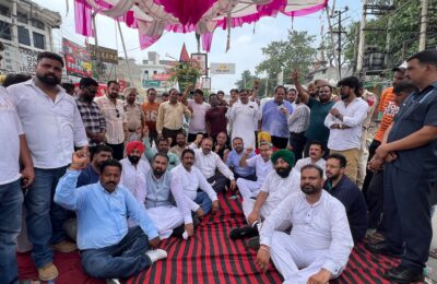 ਭਾਜਪਾ ਆਗੂਆਂ ਨੇ ਜ਼ਿਲ੍ਹਾ ਪ੍ਰਧਾਨ ਅਸ਼ੋਕ ਸਰੀਨ ਹਿੱਕੀ ਦੀ ਅਗਵਾਈ ਹੇਠ ਭਗਵਾਨ ਵਾਲਮੀਕੀ ਚੌਂਕ ਵਿਖੇ ਧਰਨੇ ਵਿੱਚ ਕੀਤੀ ਸ਼ਮੂਲੀਅਤ, ਪੰਜਾਬ ਸਰਕਾਰ ਖ਼ਿਲਾਫ਼ ਕੀਤਾ ਰੋਸ ਪ੍ਰਗਟ