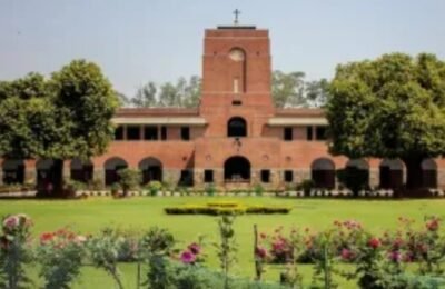 DU के सेंट स्टीफंस कॉलेज में शॉर्ट्स पहनने पर रोक, नए ड्रेस कोड के खिलाफ छात्रों ने किया विरोध